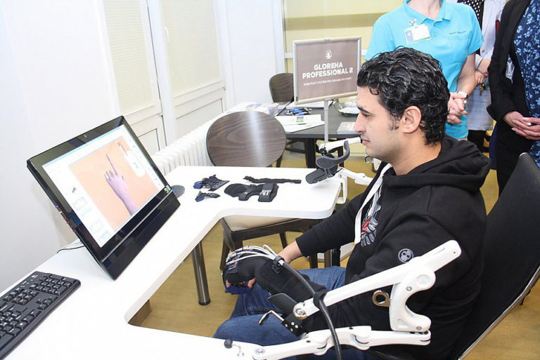 جهاز GLOREHA PROFESSIONAL 2 لتأهيل اليد في صورة أرشيفية من معرض داركوف