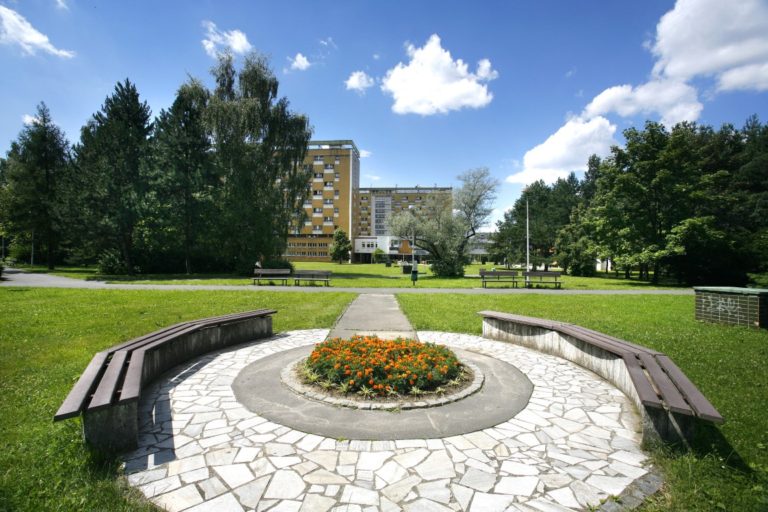 مصحة داركوف: المبنى والحديقة | Darkov Spa building and garden